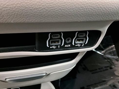 Used 2024 Chrysler Pacifica Touring-L image 16