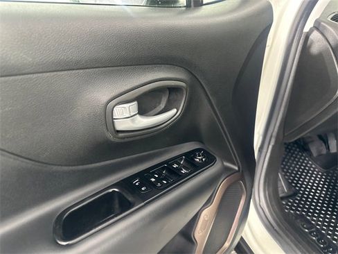 Certified 2023 Jeep Renegade Latitude image 18