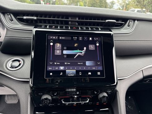 New 2025 Jeep Grand Cherokee Altitude image 22