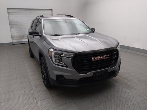 Used 2024 GMC Terrain SLE w/ Driver Convenience Package FWD image 14