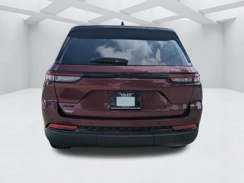 Used 2023 Jeep Grand Cherokee Altitude AWD/4WD image 6