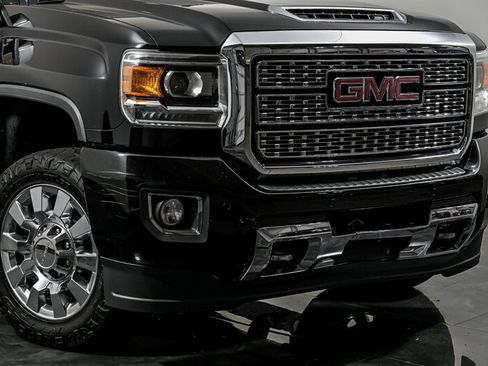 Used 2018 GMC Sierra 2500 Denali w/ Duramax Plus Package AWD/4WD image 2