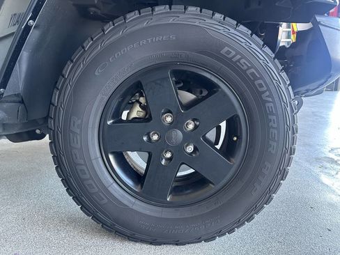 Used 2012 Jeep Wrangler Unlimited Rubicon image 40