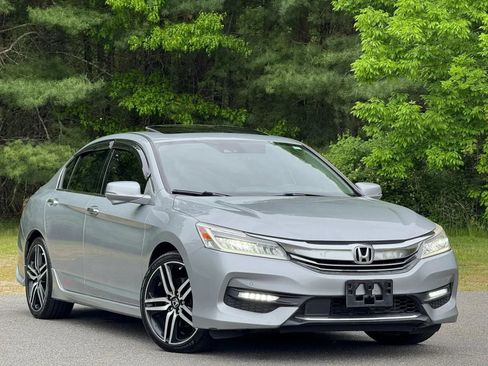 Used 2017 Honda Accord Touring image 2