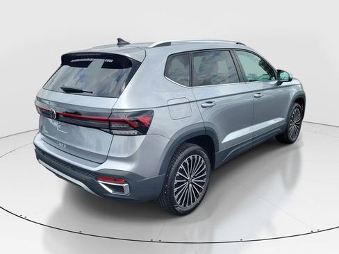 Used 2025 Volkswagen Taos SE w/ Panoramic Sunroof Package FWD image 32