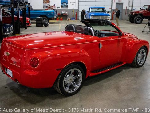 Used 2004 Chevrolet SSR w/ Preferred Equipment Group image 8
