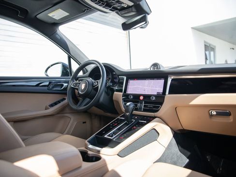 Certified 2025 Porsche Macan image 27