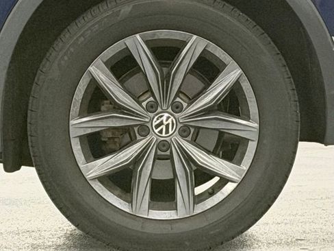 Used 2022 Volkswagen Tiguan SE w/ Panoramic Sunroof Package image 8