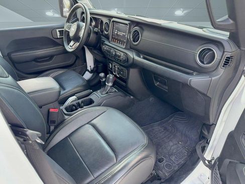 Used 2019 Jeep Wrangler Unlimited Sahara AWD/4WD image 30