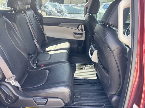 Used 2023 Kia Carnival LX FWD image 34