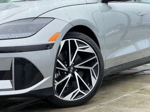 Used 2024 Hyundai Ioniq 6 Limited image 2