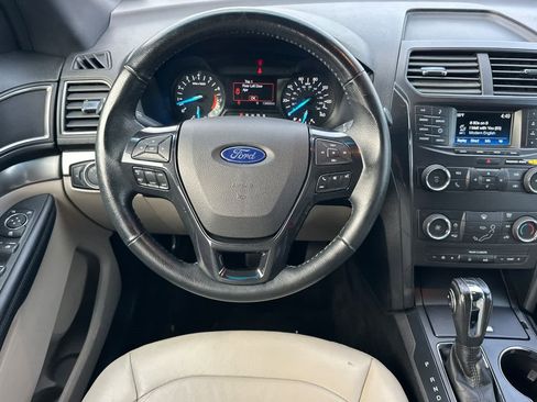 Used 2018 Ford Explorer XLT image 14