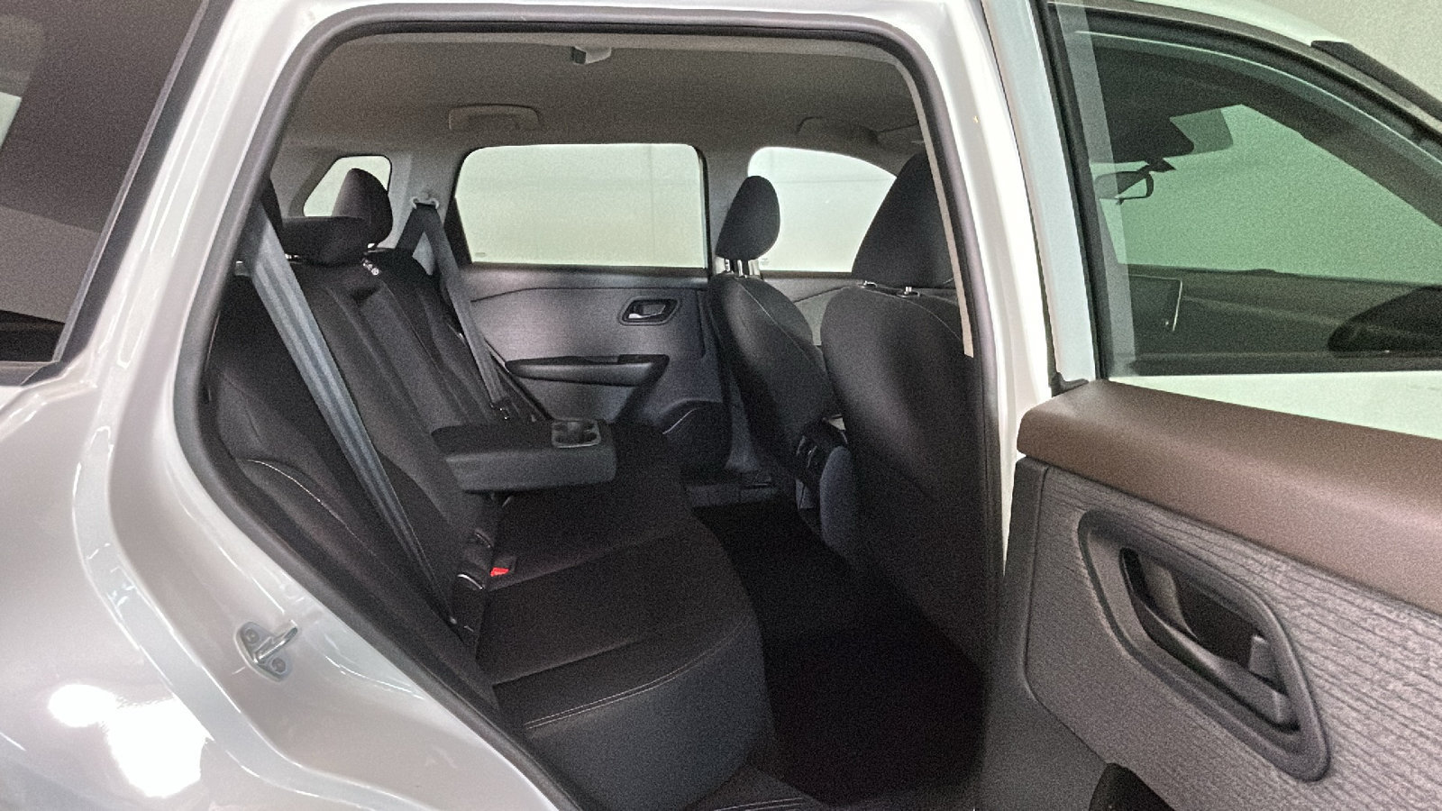 Used 2023 Nissan Rogue S AWD/4WD image 35