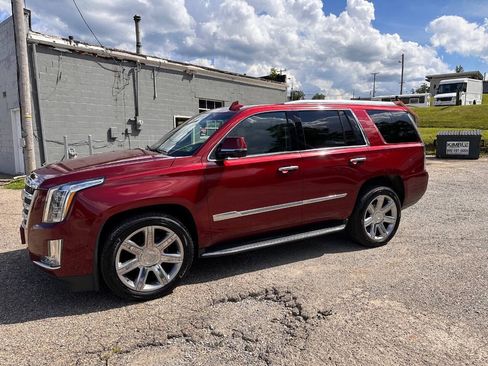 Used 2017 Cadillac Escalade Luxury AWD/4WD image 2