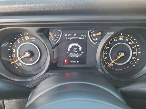 Used 2025 Jeep Gladiator Sport image 12