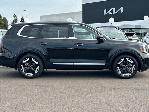 Used 2024 Kia Telluride EX image 3
