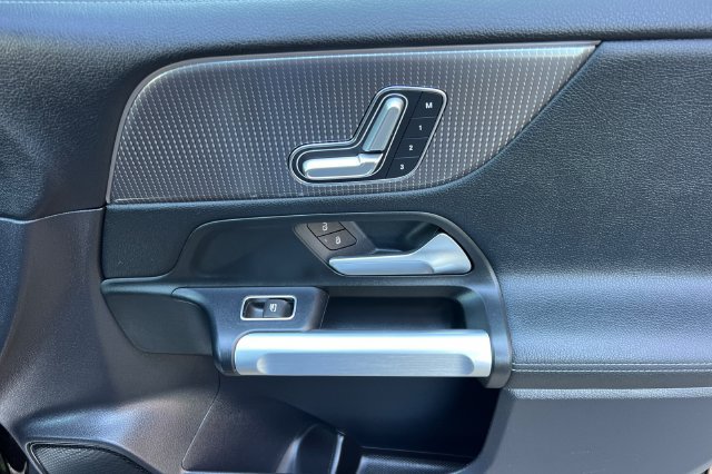 Used 2023 Mercedes-Benz EQB 300 4MATIC image 20