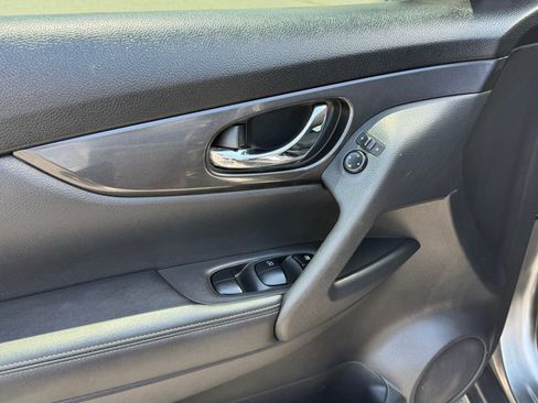 Used 2020 Nissan Rogue SV FWD image 23