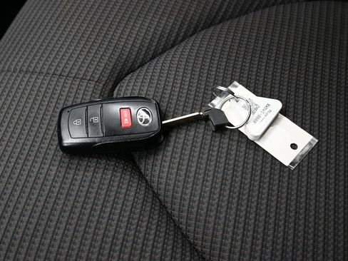 Used 2024 Toyota Highlander LE AWD/4WD image 28