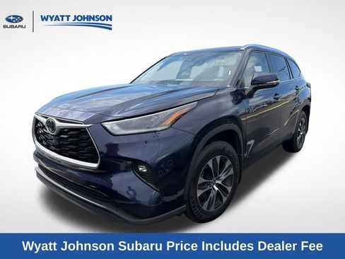 Used 2021 Toyota Highlander XLE AWD/4WD image 1