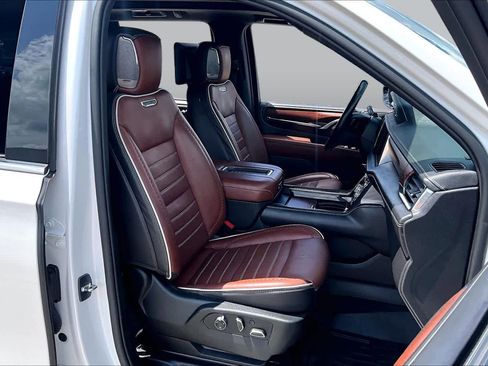 Used 2023 GMC Yukon Denali Ultimate AWD/4WD image 9