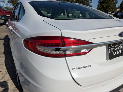 Used 2018 Ford Fusion SE w/ Fusion SE Technology Package image 12