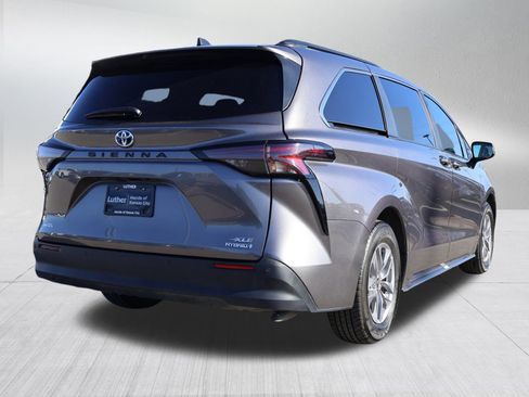 Used 2024 Toyota Sienna XLE image 7