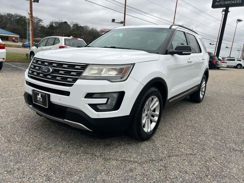 Used 2016 Ford Explorer XLT w/ Equipment Group 202A image 10