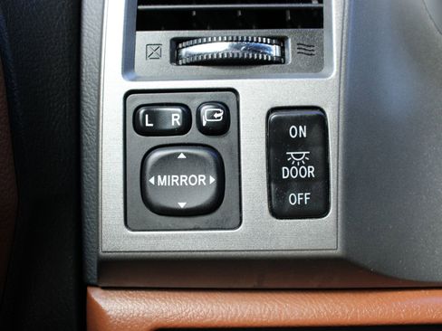 Used 2016 Toyota Sequoia Platinum image 21