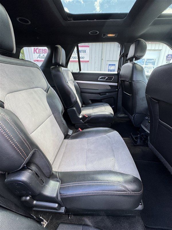 Used 2017 Ford Explorer XLT w/ Equipment Group 202A AWD/4WD image 14