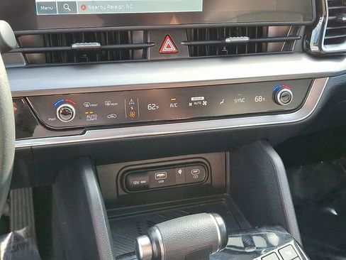 Used 2024 Kia Sportage EX image 18