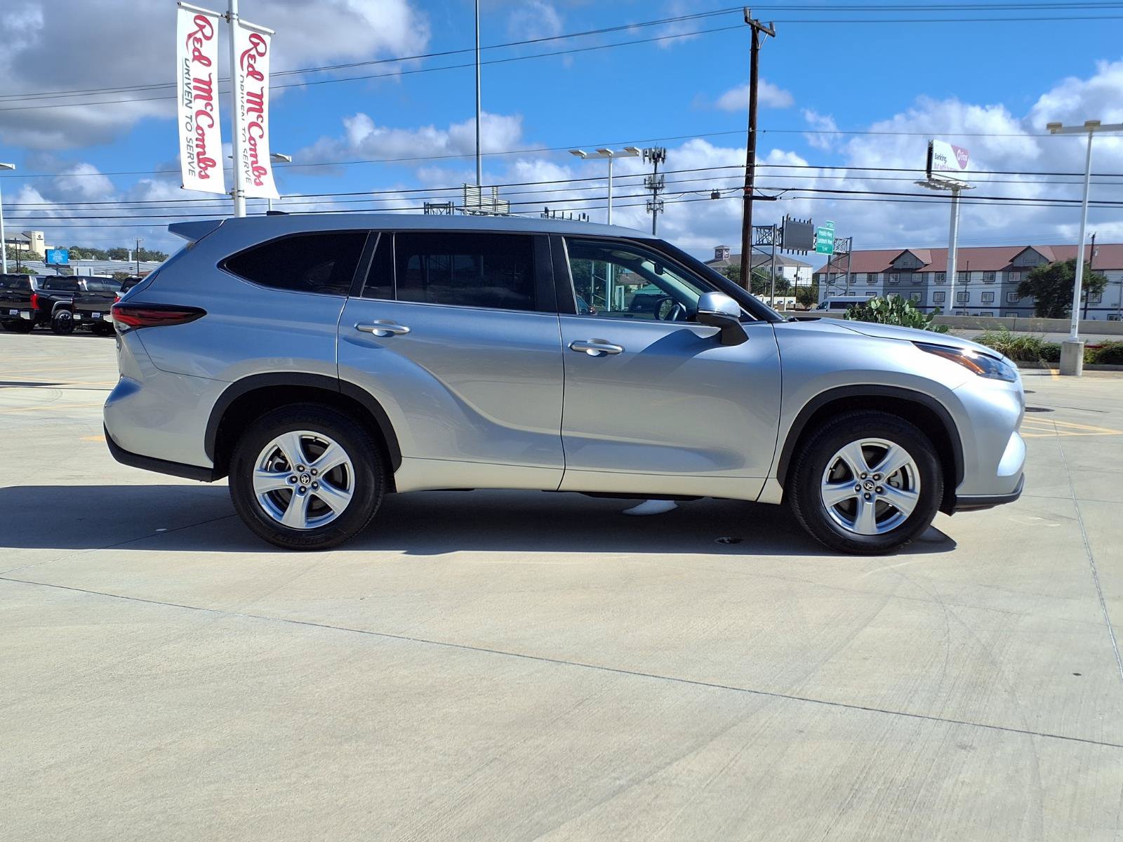 Certified 2025 Toyota Highlander LE FWD image 4