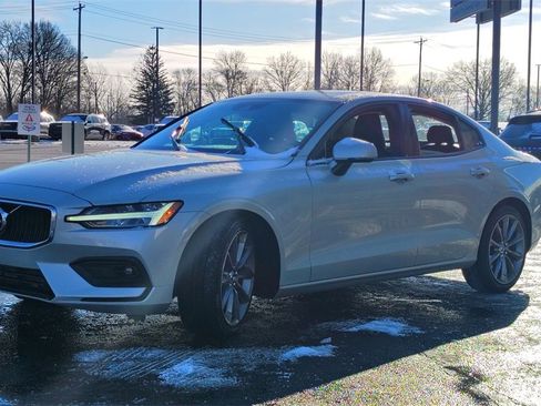 Used 2021 Volvo S60 T6 Momentum w/ Premium Package image 6