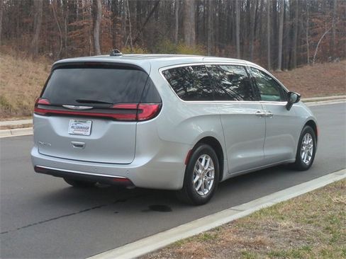 Used 2024 Chrysler Pacifica Touring-L image 13
