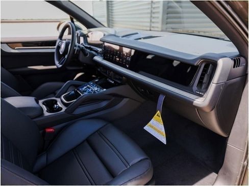 New 2025 Porsche Cayenne image 27