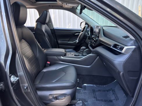Used 2021 Toyota Highlander XLE FWD image 14