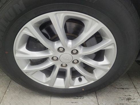 Used 2019 Jeep Cherokee Latitude w/ Popular Appearance Group FWD image 31