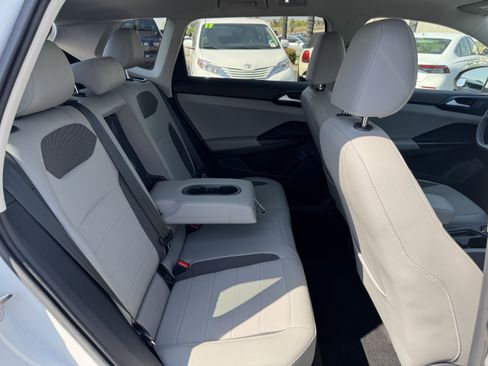 Used 2023 Volkswagen Taos SE w/ Panoramic Sunroof Package FWD image 35