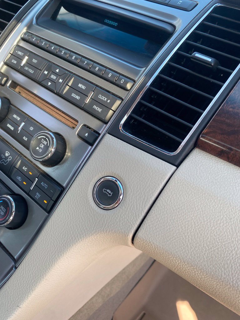 Used 2010 Ford Taurus Limited FWD image 29