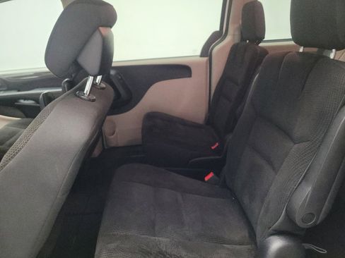 Used 2019 Dodge Grand Caravan SE w/ UConnect Hands-Free Group image 18