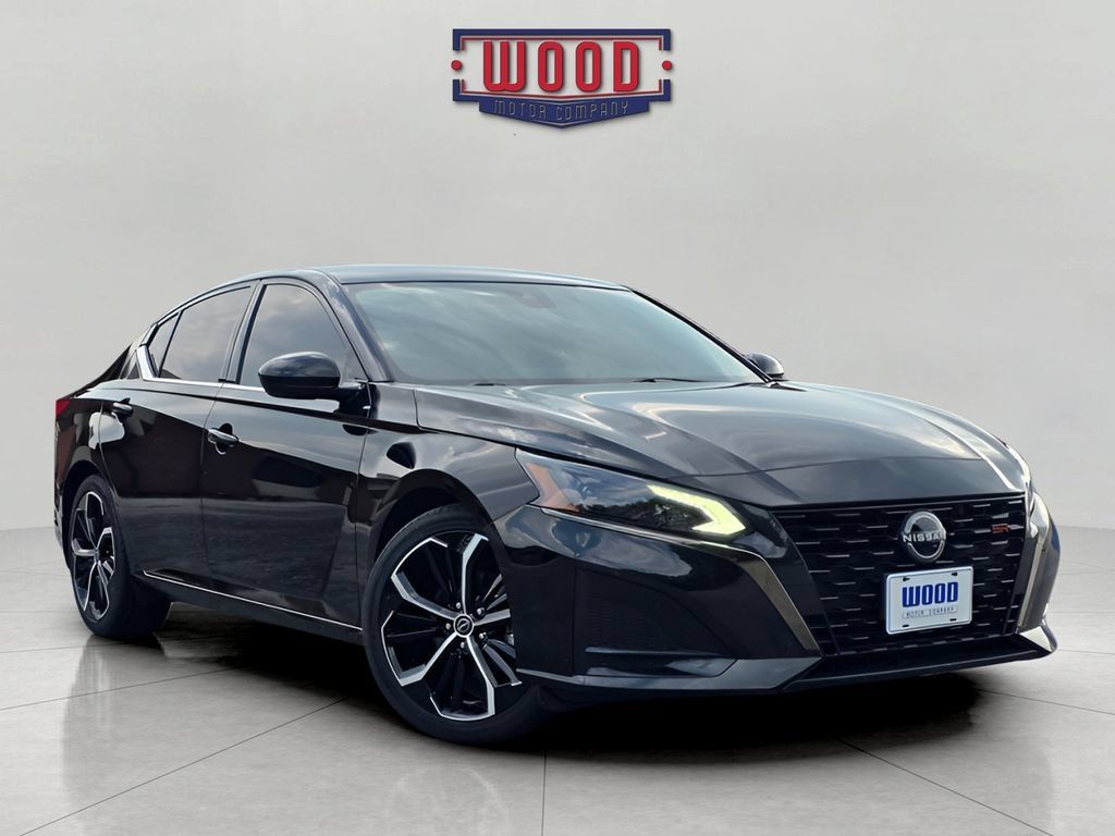 Used 2023 Nissan Altima 2.5 SR w/ SR Premium Package FWD image 1