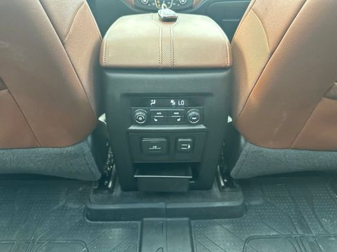 Used 2018 Chevrolet Traverse High Country AWD/4WD image 34