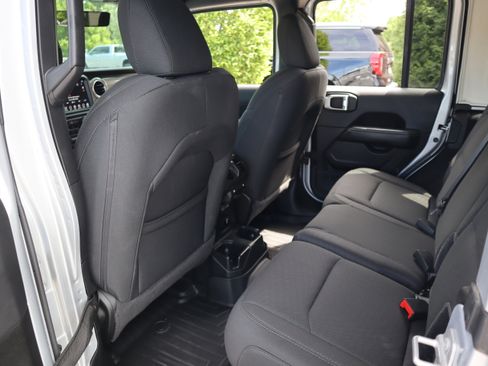 Used 2022 Jeep Wrangler Unlimited Sahara AWD/4WD image 27