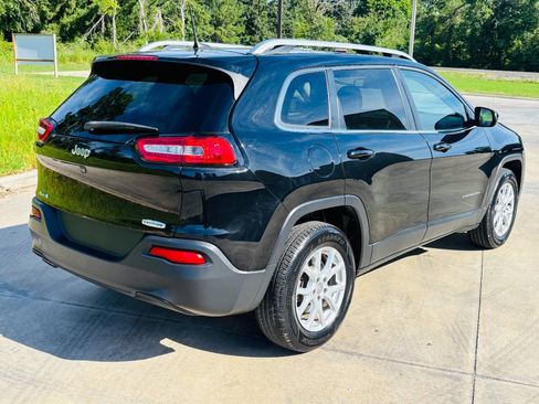 Used 2018 Jeep Cherokee Latitude Plus w/ Cold Weather Group image 5