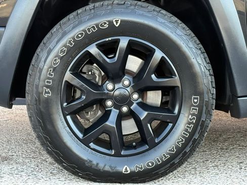 Used 2015 Jeep Cherokee Trailhawk w/ Leather Interior Group AWD/4WD image 28