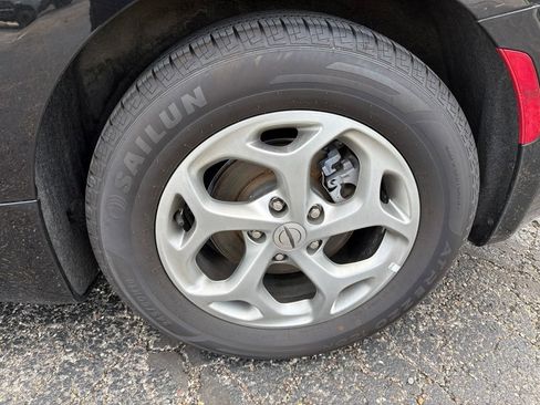 Used 2024 Chrysler Pacifica Limited FWD image 15