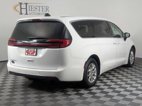 Used 2023 Chrysler Pacifica Touring-L FWD image 7