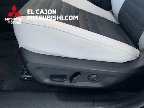 Used 2025 Mitsubishi Outlander SE image 11