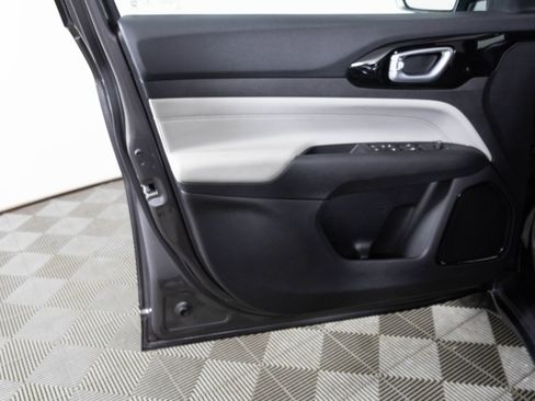 Used 2022 Jeep Compass Limited image 16