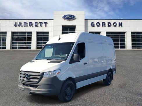 Used 2024 Mercedes-Benz Sprinter 2500 image 2